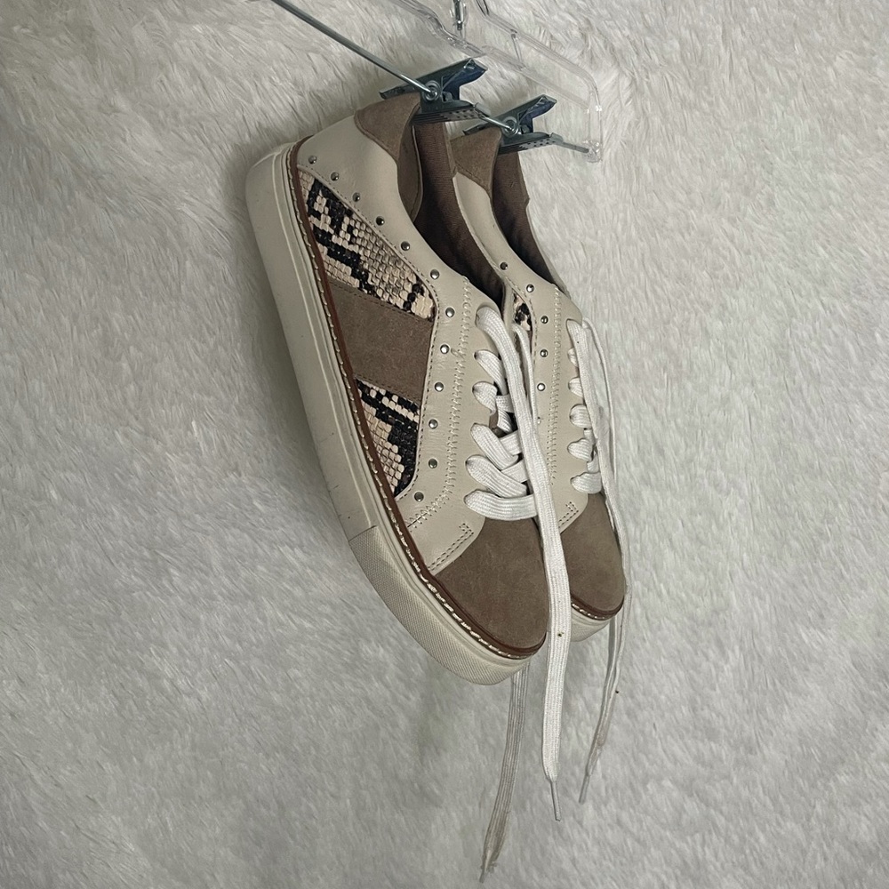 Cute simple sneaker size 8.5